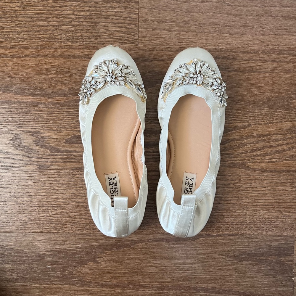 Badgley Mischka Ivory Satin Ballet Flats with crystals LIKE NEW Size 6